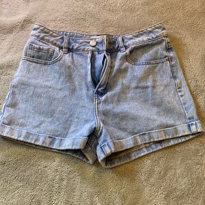 I’m selling jean shorts from pacsun! barely worn and super cute.